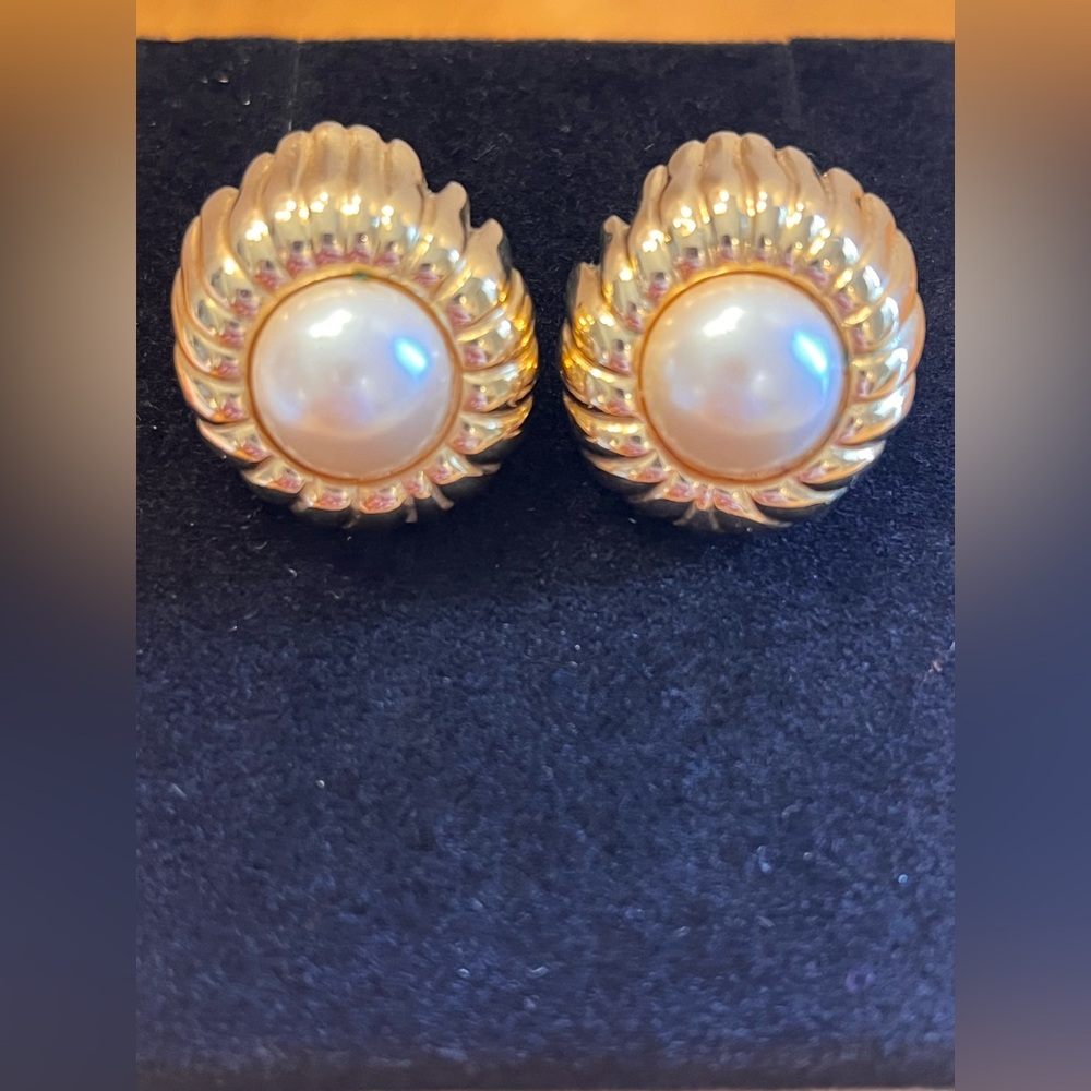 MONET Vintage Gold and Pearl Earrings clip on
Classic modernist 80s wedding